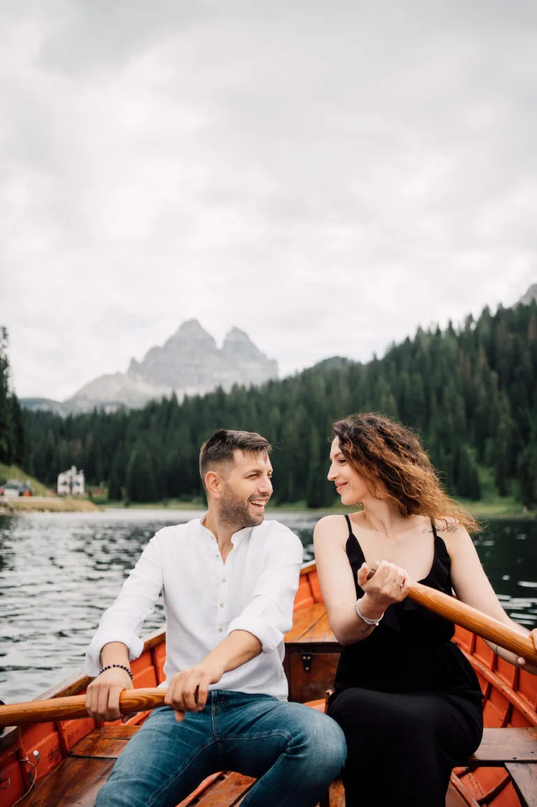 misurina lake boat engagement couple photographer 2424